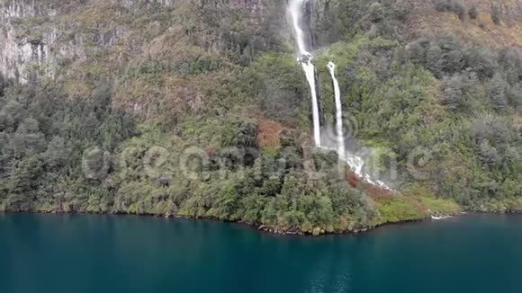 智利南部Rupanco湖的ElCalzoncillo瀑布视频的预览图