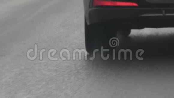 靠近沿着公路行驶的汽车的后轮视频的预览图