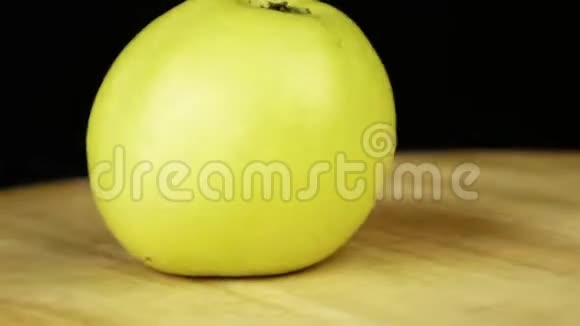 绿色苹果在黑色背景下旋转360度视频的预览图