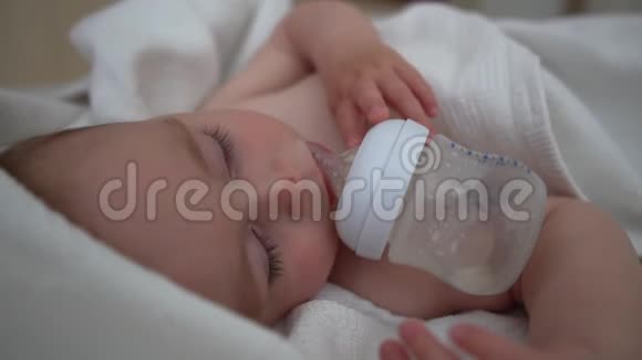 婴儿睡得香甜嘴边有一个瓶子动作缓慢视频的预览图