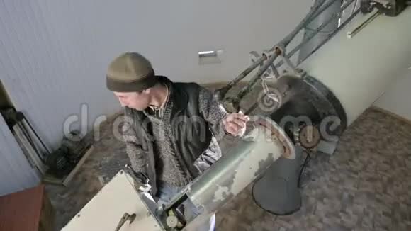 科学一位男性科学家在旧修饰冠状望远镜的观测者工作并为一名雇员服务视频的预览图