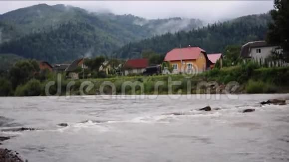 山快脏河后雨美丽的山景和村庄附近的河流视频的预览图