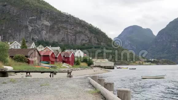 典型的挪威风景峡湾岸边有红色的房子视频的预览图