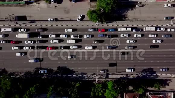 无人机视野城市交通堵塞的俯视图视频的预览图
