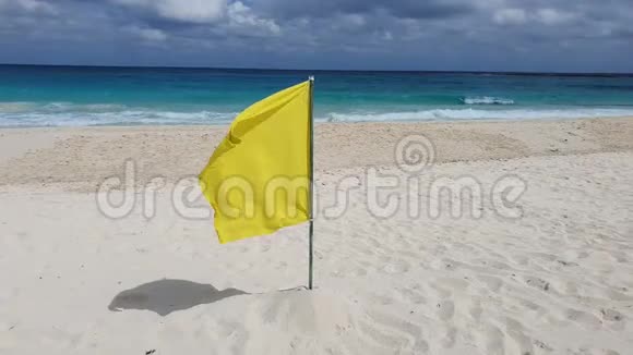 黄色警告标志表明热带白色沙滩上的不利条件或危险的裂波流视频的预览图