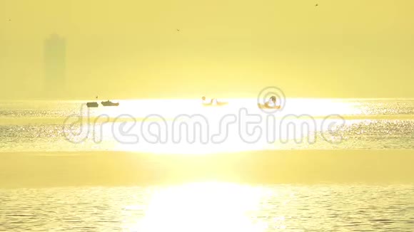 日落和直升机视频的预览图