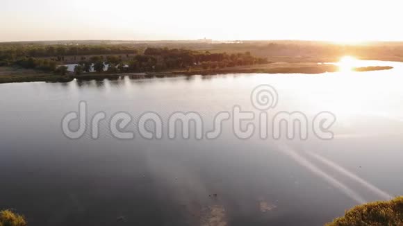 在美丽的湖面上平稳地飞行视频的预览图
