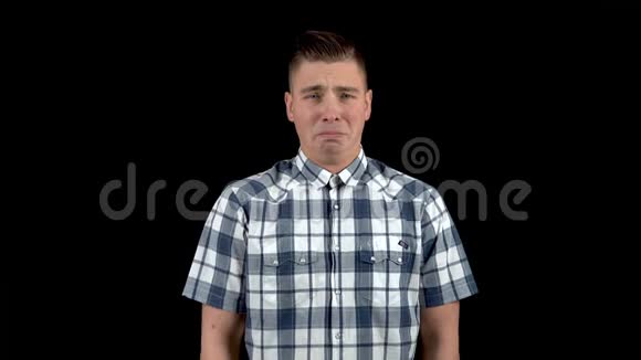 一个年轻人表现出悲伤的情绪穿着黑色衬衫的悲伤男人视频的预览图