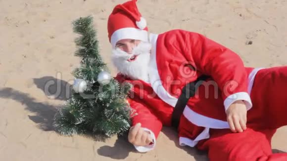 圣诞老人圣诞节庆祝新年海滩假日视频的预览图