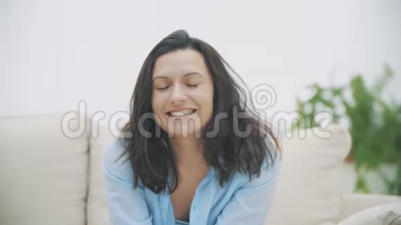 美丽可爱有趣的女人微笑广泛感觉很好女人被孤立在白色背景上慢慢视频的预览图