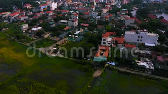 日落期间的NinhBinh和TamCoc镇空中镜头2019年10月视频的预览图