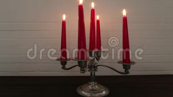 老式的银色烛台和燃烧的红色蜡烛视频的预览图