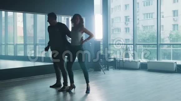 年轻夫妇在镜子前表演kizomba舞元素视频的预览图