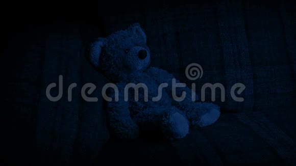 晚上把泰迪熊递到沙发上视频的预览图