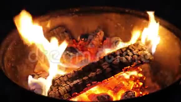 在一个圆形的小花园里烧柴火视频的预览图
