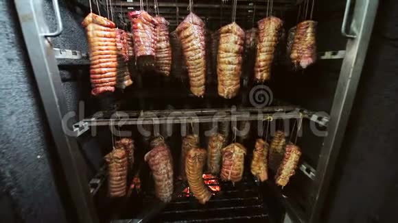 从肉中取出的一片新鲜火腿用木头熏在烤箱里炉中柴火上的健康食品视频的预览图