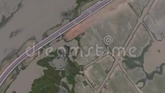 泰国Phatthalung省TalayNoi湖的空中观景无人机射击Ekachai桥彩色公路桥穿过湖泊视频的预览图