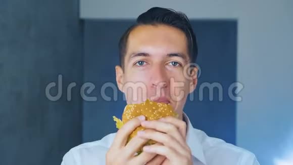 人们吃汉堡包的时间快餐芝士汉堡汉堡三明治视频的预览图