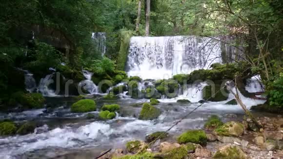 瀑布在Vrelo河佩鲁卡塔拉塞尔维亚视频的预览图