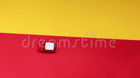 红色和黄色的小玩具车以黄红色为背景俯视视频的预览图