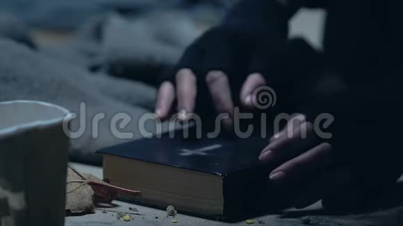 颤抖的乞丐打开圣经寻找救赎信仰上帝开悟视频的预览图