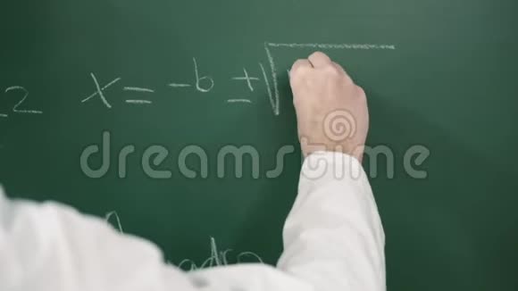 手持粉笔在黑板上写一个数学公式或方程视频的预览图