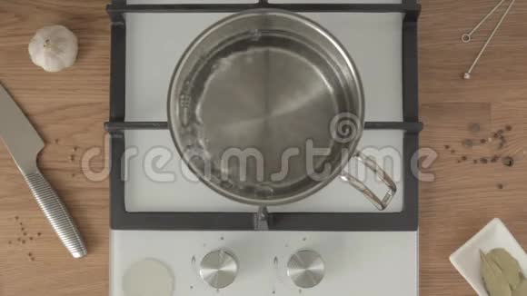 水在明亮的厨房里用金属锅煮视频的预览图
