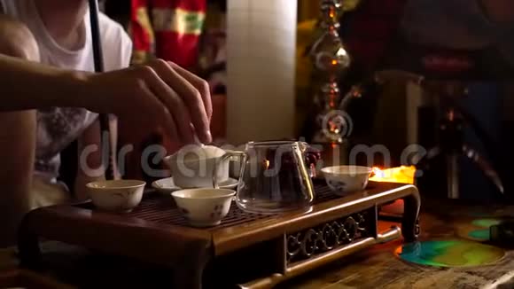 将中国茶倒入茶壶茶道中中国仪器局查奇碗盖湾视频的预览图