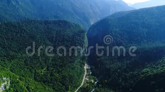 高山峡谷中的全景覆盖着废弃的绿色森林关系国家公园保留阿布哈兹火箭视频的预览图
