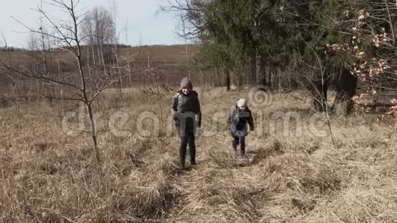 母亲和女儿试图在乡村道路上找到正确的道路远足概念视频的预览图