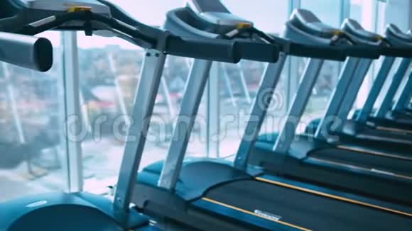 健身房里的跑步机视频的预览图