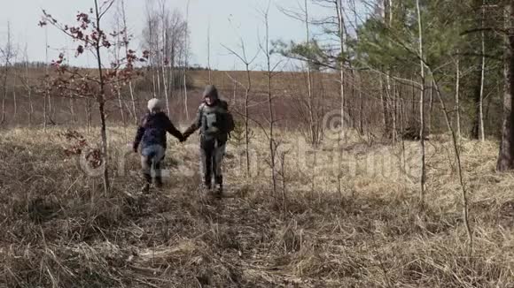 母亲和女儿试图在乡村道路上找到正确的道路视频的预览图