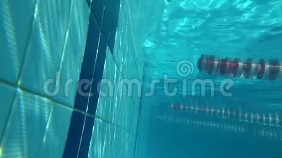 游泳者在水上游泳池练习女游泳运动员练习翻转水下视野视频的预览图