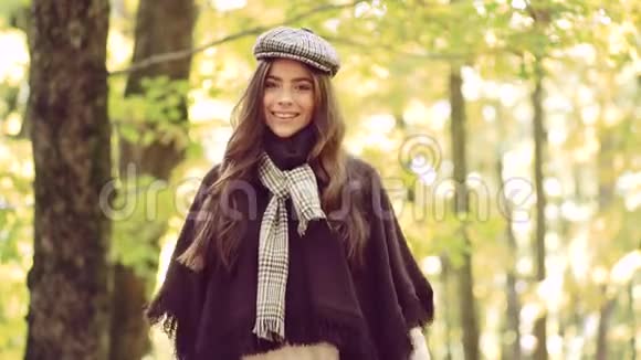 户外肖像华丽的深色模特女孩阳光明媚的白天女性秋季时尚理念视频的预览图