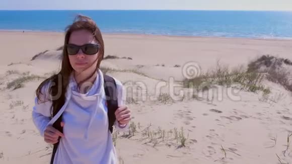 带背包的女旅行者正在海边度假视频的预览图