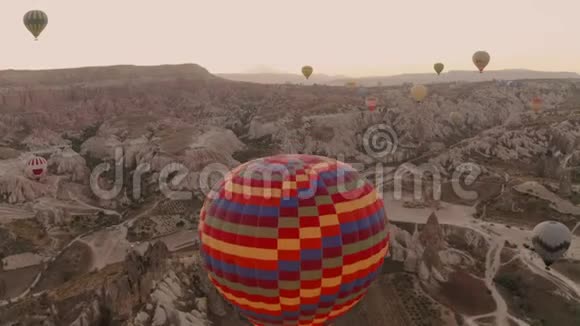 卡帕多西亚的气球在无人机上追逐一个球戈雷姆视频的预览图