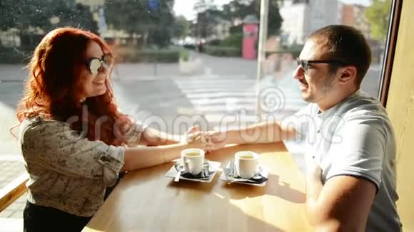 幸福的夫妻在咖啡馆里有一个浪漫的约会他们握着彼此的手看上去很可爱视频的预览图