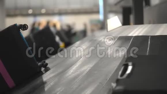 黑色橡胶旋转木马在国际机场带行李到达的小组视频的预览图