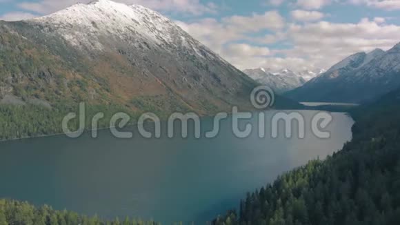 山湖海岸线电影无人驾驶飞机鸟瞰视频的预览图