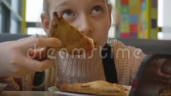 吃饭时间到了可爱的小女孩带披萨快乐的孩子吃晚饭很开心食物概念视频的预览图