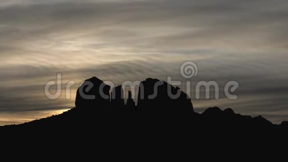 塞多纳岩石形成后神秘的太阳和云在时间流逝中的放大作用视频的预览图