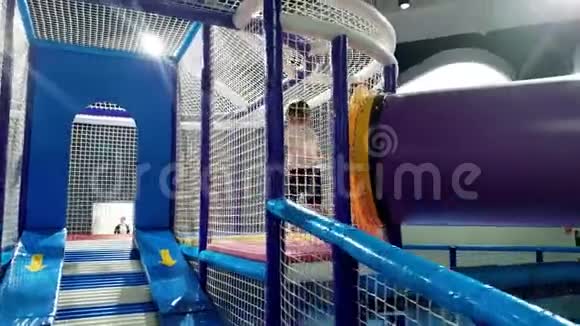 3岁幼儿男孩在游乐园大操场上散步和攀爬的4K镜头视频的预览图