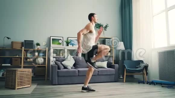 专业跑步者在家锻炼在现场跑步做有氧训练视频的预览图