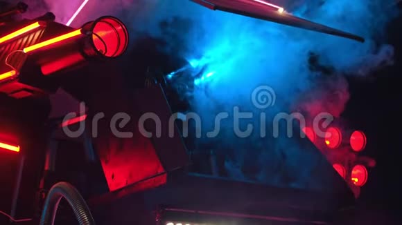 一台布满烟雾和霓虹灯的大型科技军用机器视频的预览图
