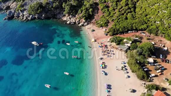 航空公司上面的风景美丽的夏天海景希腊埃维亚岛的野生海滩有绿松石的海湾脚下有蓝水视频的预览图