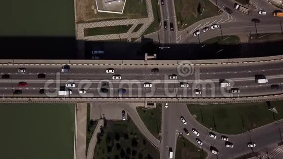 无人机视野4K汽车鸟瞰城市交通堵塞在一座汽车桥上视频的预览图