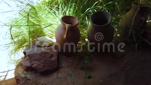 4K视频的老陶瓷柏柏风格的杯子在摩洛哥集装箱站在绿草中有些破了天气视频的预览图