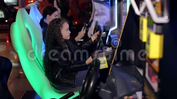 一个留着长长卷发的小女孩在现代儿童房间里玩电子游戏视频的预览图