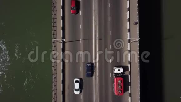 无人机视野4K顶景道路交通堵塞在一座汽车桥上视频的预览图