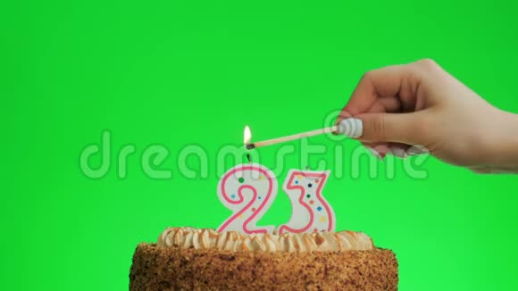 在美味的蛋糕上点燃二十三岁生日蜡烛绿色屏幕23视频的预览图